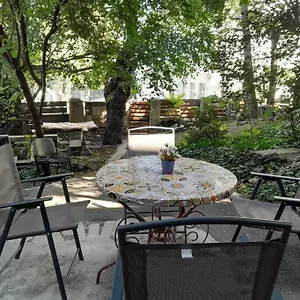 Апартаменты Eka's With A Beautiful Garden, Тбилиси